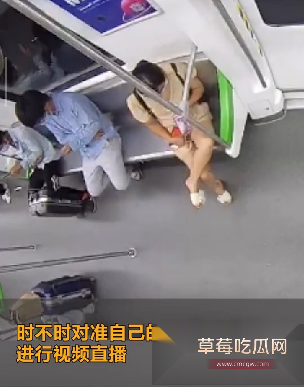 广西南宁一巨乳美女为了流量和刺激 竟然在火车和地铁上进行色情直播 不仅展示奶子还偷偷展示下体 被网友直呼恶心！ 6