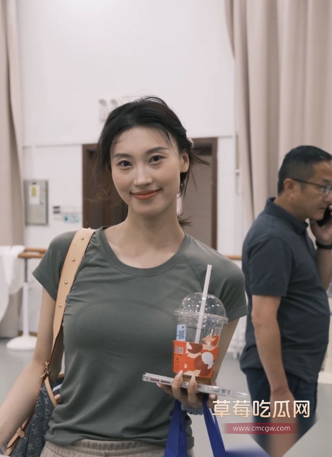 中国东方演艺集团话剧演员李亦甯被曝为了往上爬床上使劲巴结领导 撅起屁股求操给男人舔脚 用尽了手段! 3 中国东方演艺集团话剧演员李亦甯被曝为了往上爬床上使劲巴结领导 撅起屁股求操给男人舔脚 用尽了手段! 3