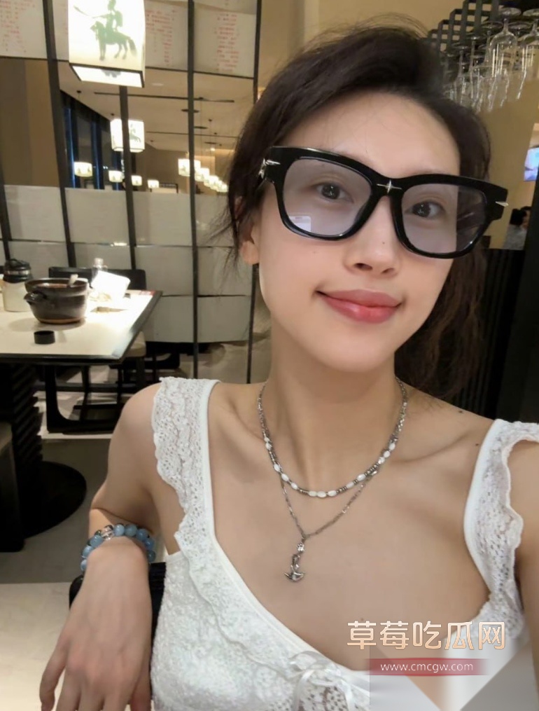 中国东方演艺集团话剧演员李亦甯被曝为了往上爬床上使劲巴结领导 撅起屁股求操给男人舔脚 用尽了手段! 6 中国东方演艺集团话剧演员李亦甯被曝为了往上爬床上使劲巴结领导 撅起屁股求操给男人舔脚 用尽了手段! 6