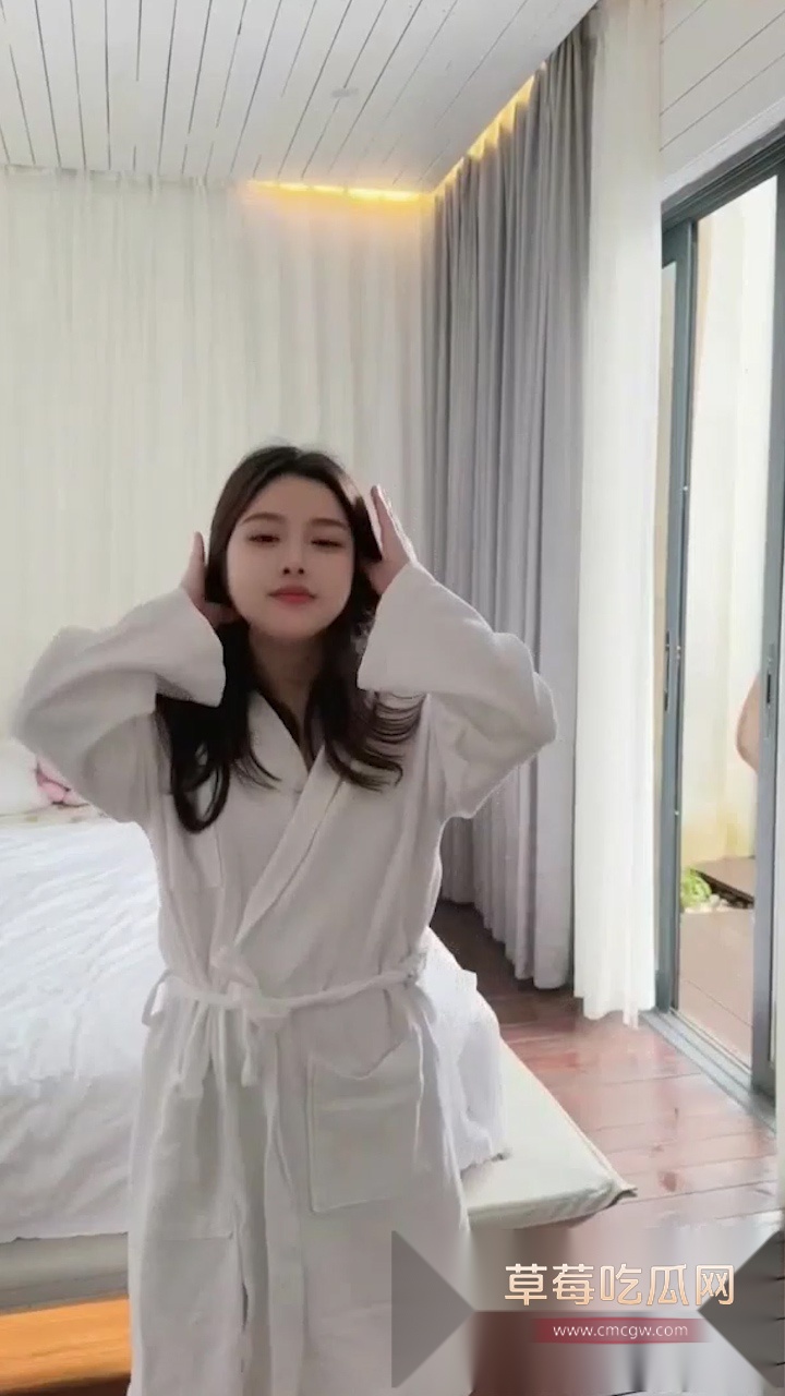 微胖女神查小理露出上瘾 楼梯间男厕等各种公共场所成她全裸展示自慰的T台 随时被发现的刺激让她欲罢不能! 2 微胖女神查小理露出上瘾 楼梯间男厕等各种公共场所成她全裸展示自慰的T台 随时被发现的刺激让她欲罢不能! 2