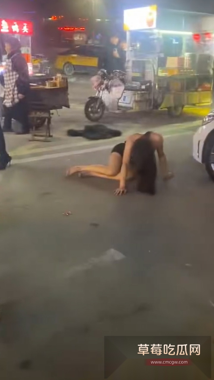 抖音大热毫州老太太大战人妖瓜!老太婆街边蛐蛐路人是人妖 “人妖”被惹怒街头大战老太 激情脱衣露奶自证身份! 3 抖音大热毫州老太太大战人妖瓜!老太婆街边蛐蛐路人是人妖 “人妖”被惹怒街头大战老太 激情脱衣露奶自证身份! 3