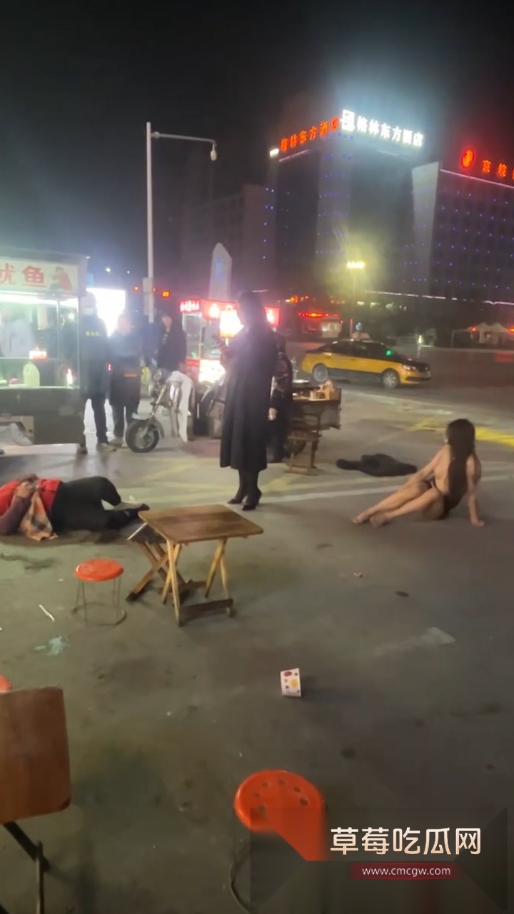 抖音大热毫州老太太大战人妖瓜!老太婆街边蛐蛐路人是人妖 “人妖”被惹怒街头大战老太 激情脱衣露奶自证身份! 4 抖音大热毫州老太太大战人妖瓜!老太婆街边蛐蛐路人是人妖 “人妖”被惹怒街头大战老太 激情脱衣露奶自证身份! 4