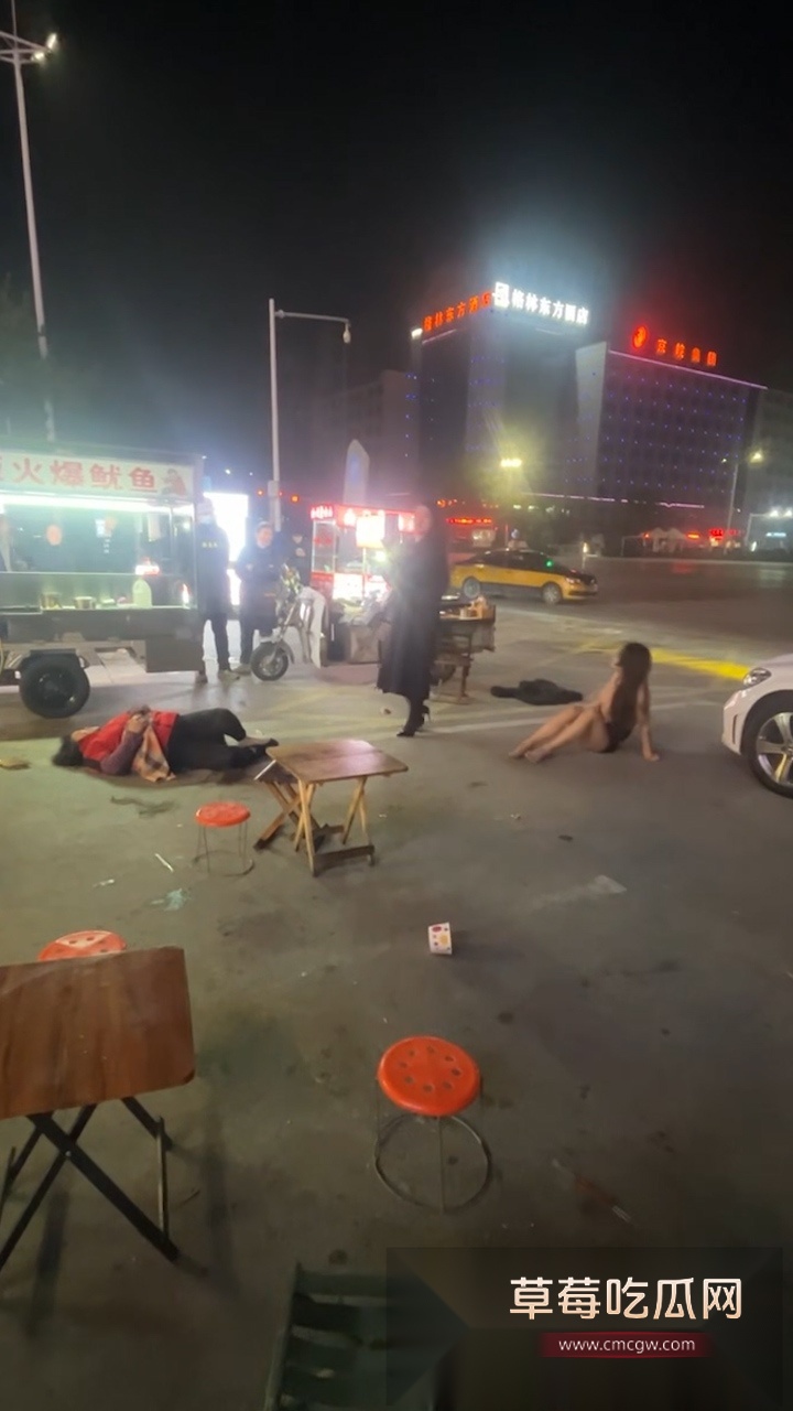 抖音大热毫州老太太大战人妖瓜!老太婆街边蛐蛐路人是人妖 “人妖”被惹怒街头大战老太 激情脱衣露奶自证身份! 5 抖音大热毫州老太太大战人妖瓜!老太婆街边蛐蛐路人是人妖 “人妖”被惹怒街头大战老太 激情脱衣露奶自证身份! 5