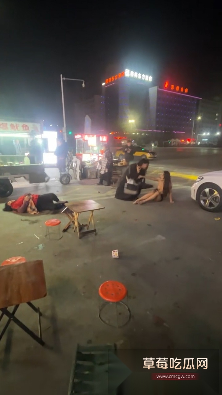 抖音大热毫州老太太大战人妖瓜!老太婆街边蛐蛐路人是人妖 “人妖”被惹怒街头大战老太 激情脱衣露奶自证身份! 6 抖音大热毫州老太太大战人妖瓜!老太婆街边蛐蛐路人是人妖 “人妖”被惹怒街头大战老太 激情脱衣露奶自证身份! 6