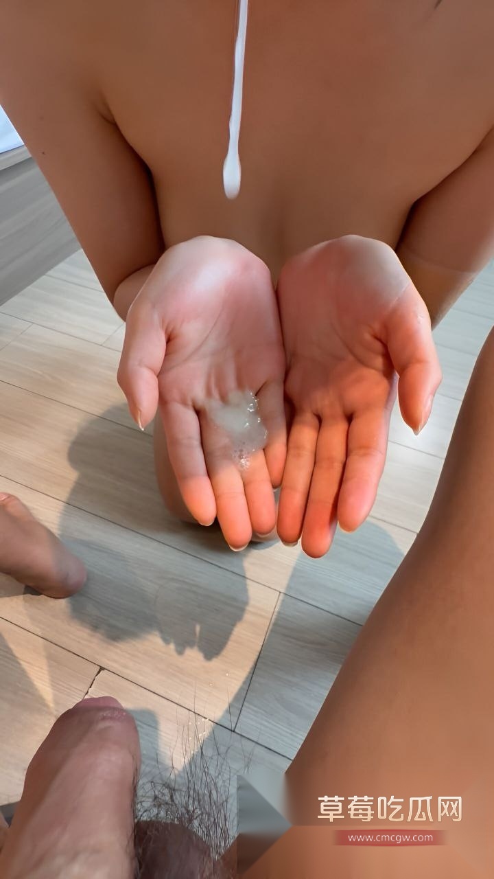 推特大网黄 熊猫可爱 在线调教清纯小淫妻视频流出 他强势命令妹子跪着爬过来口交鸡巴 训练的她舔蛋嗦精 样样精通！ 3