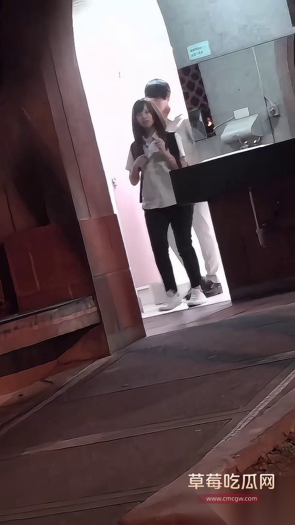 偷拍小情侣厕所性爱 7