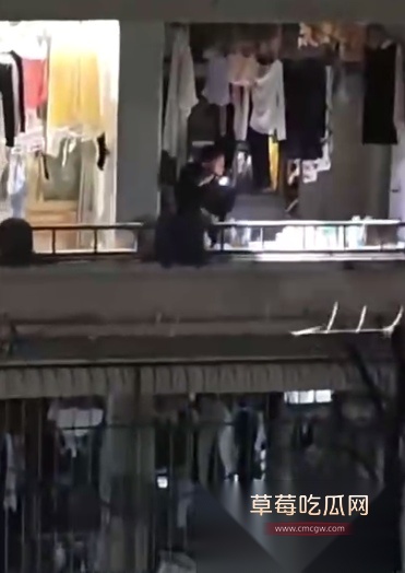 湖北三峡大学被在校女生爆料 有黑人留学生半夜爬进女生宿舍偷摸女学生 学校知道后立马解散宿舍群 企图欲盖弥彰! 3 湖北三峡大学被在校女生爆料 有黑人留学生半夜爬进女生宿舍偷摸女学生 学校知道后立马解散宿舍群 企图欲盖弥彰! 3