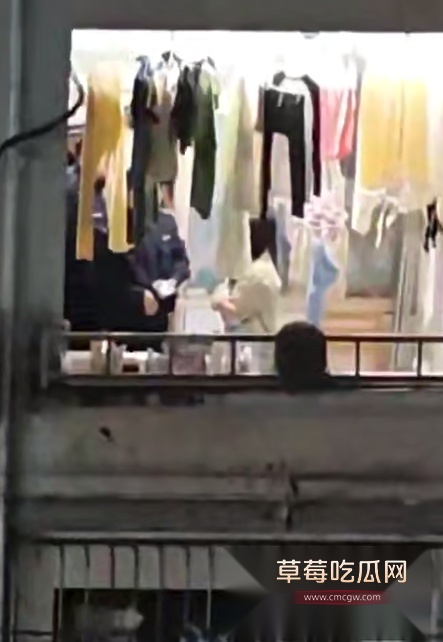 湖北三峡大学被在校女生爆料 有黑人留学生半夜爬进女生宿舍偷摸女学生 学校知道后立马解散宿舍群 企图欲盖弥彰! 4 湖北三峡大学被在校女生爆料 有黑人留学生半夜爬进女生宿舍偷摸女学生 学校知道后立马解散宿舍群 企图欲盖弥彰! 4