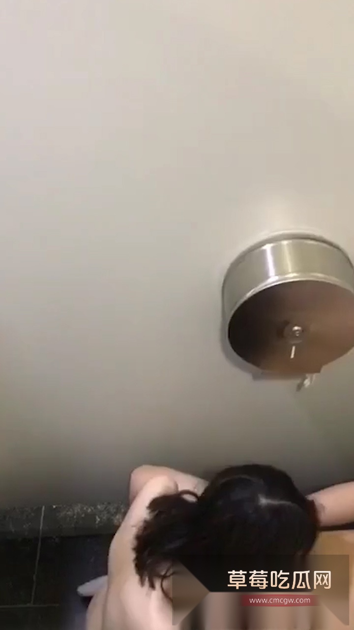 小情侣公共厕所激情脱光野战被人偷拍 二人赤身裸体又是舔逼又是口鸡巴 这是把厕所当五星级套房了! 2 小情侣公共厕所激情脱光野战被人偷拍 二人赤身裸体又是舔逼又是口鸡巴 这是把厕所当五星级套房了! 2