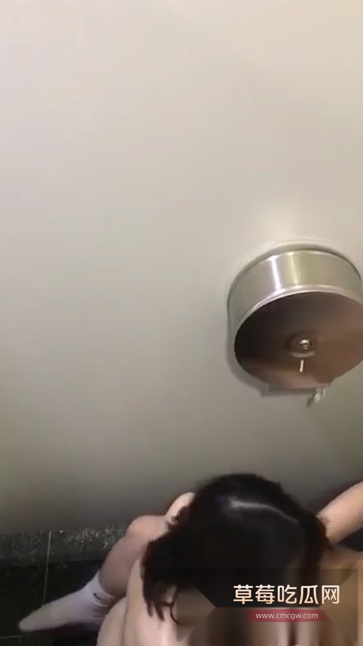 小情侣公共厕所激情脱光野战被人偷拍 二人赤身裸体又是舔逼又是口鸡巴 这是把厕所当五星级套房了! 3 小情侣公共厕所激情脱光野战被人偷拍 二人赤身裸体又是舔逼又是口鸡巴 这是把厕所当五星级套房了! 3