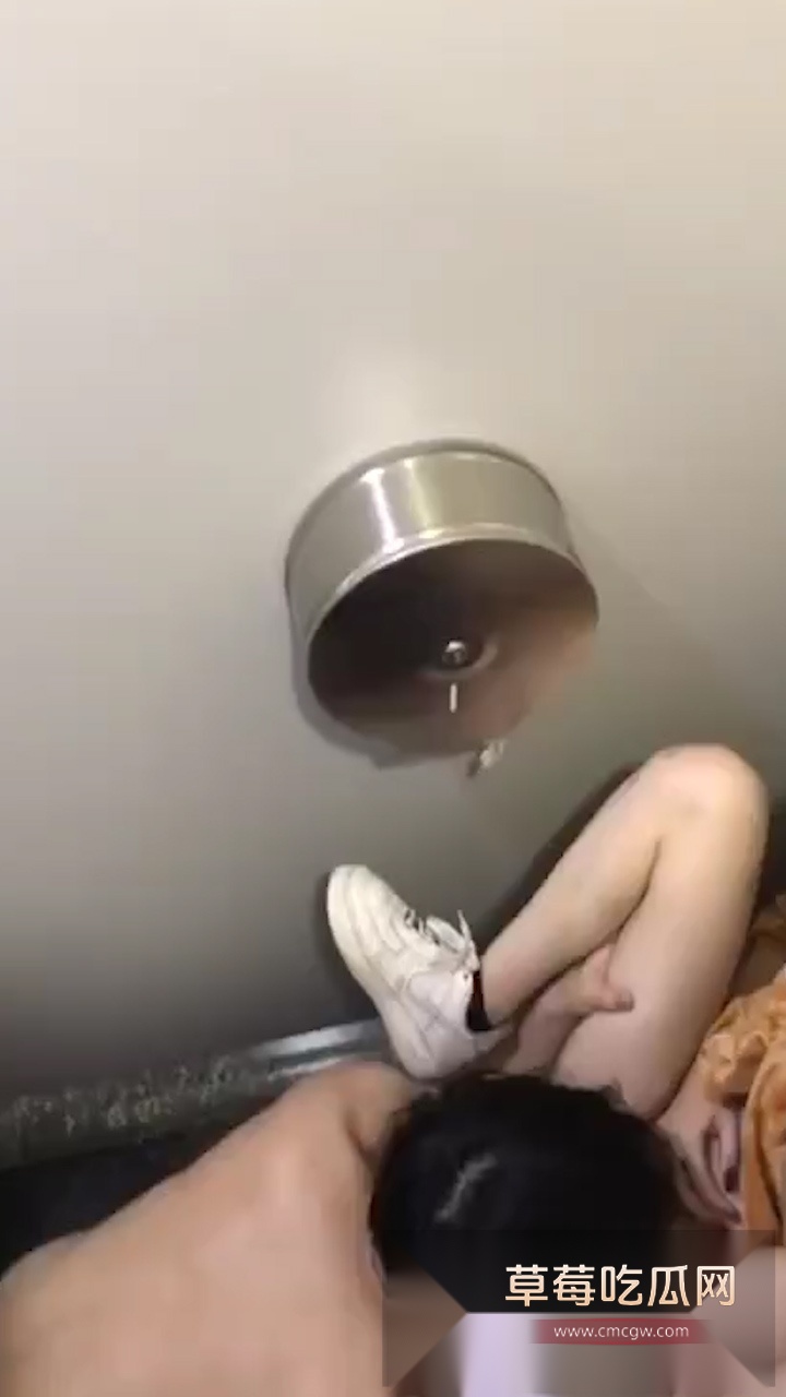 小情侣公共厕所激情脱光野战被人偷拍 二人赤身裸体又是舔逼又是口鸡巴 这是把厕所当五星级套房了! 6 小情侣公共厕所激情脱光野战被人偷拍 二人赤身裸体又是舔逼又是口鸡巴 这是把厕所当五星级套房了! 6