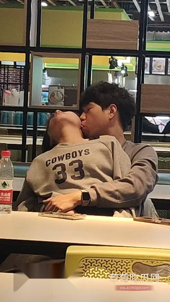 情侣在餐厅公然抠逼被路人偷拍1 情侣在餐厅公然抠逼被路人偷拍1