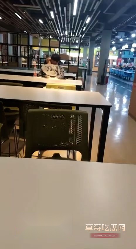 情侣在餐厅公然抠逼被路人偷拍2 情侣在餐厅公然抠逼被路人偷拍2