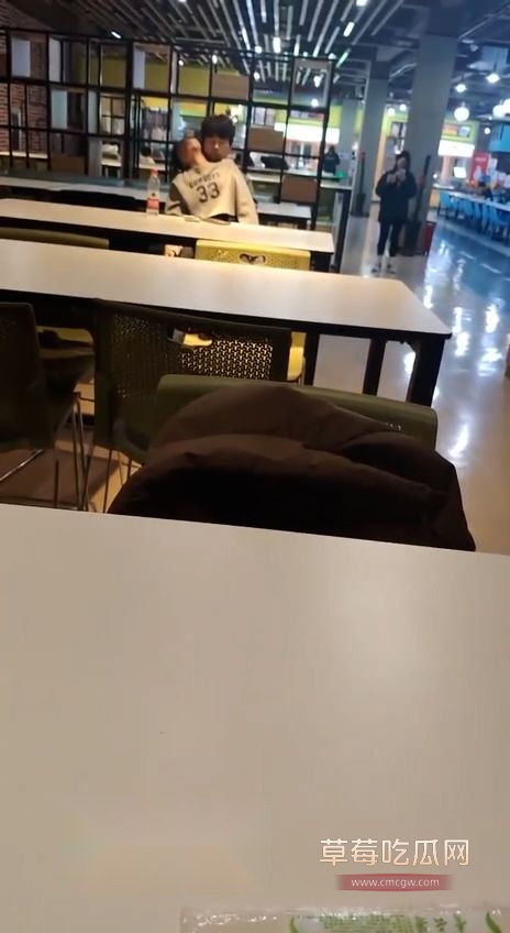 情侣在餐厅公然抠逼被路人偷拍4 情侣在餐厅公然抠逼被路人偷拍4