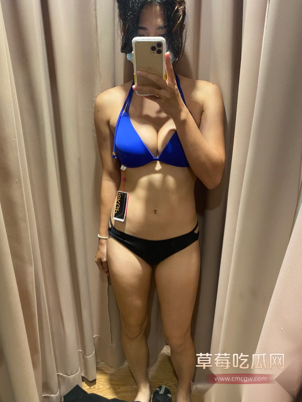 南京极品人妻邓丽娜工作期间与老板偷情上床 奶头上夹铃铛被大屌爆干 被内射后还要被扩阴检查储存精液情况！ 1