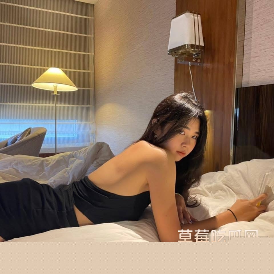 南京极品人妻邓丽娜工作期间与老板偷情上床 奶头上夹铃铛被大屌爆干 被内射后还要被扩阴检查储存精液情况！ 7