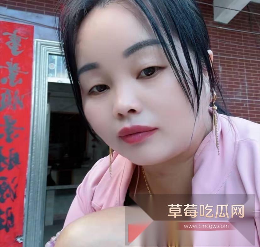 抖音6.5w粉丝乡村网红广西二姐深夜录下自己自嗨抠逼全过程 手速之快堪比摇花手现场 可惜一朝被泄露 其抖音成求片资源站！ 5