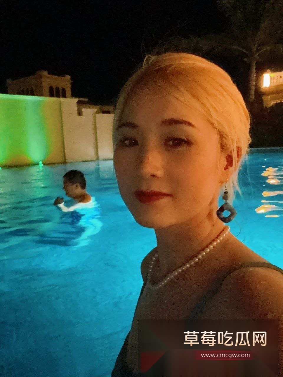 广东珠海小富婆莉莉受老公出轨影响 自己也在外边玩男人 而且一次玩俩 两个男人轮番上阵鸡巴直捣黄龙 差点爽死这骚货! 6 广东珠海小富婆莉莉受老公出轨影响 自己也在外边玩男人 而且一次玩俩 两个男人轮番上阵鸡巴直捣黄龙 差点爽死这骚货! 6