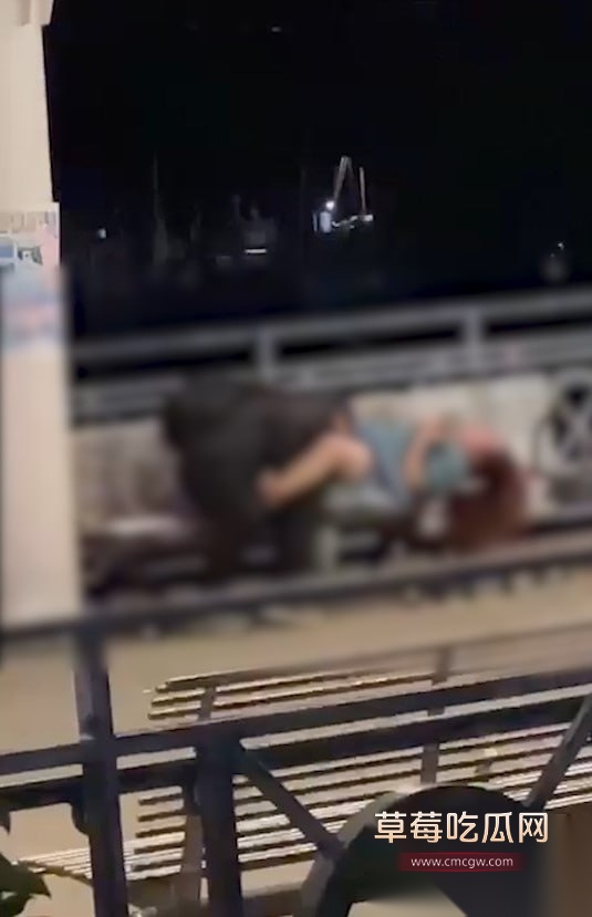 香港长洲公众码头惊现6旬大爷大妈现场舔逼 二人赤裸下体非常不雅 现二人已被逮捕！ 2
