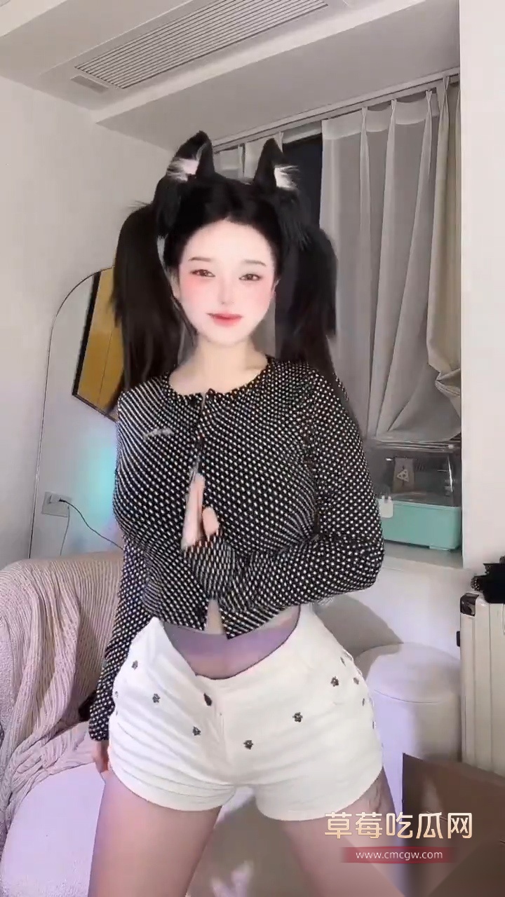 推特清纯齐刘海美女博主 清纯梦梦子 私密露点视图流出 性感护士内衣下是黝黑的乳头 期待她更大尺度流出！ 18