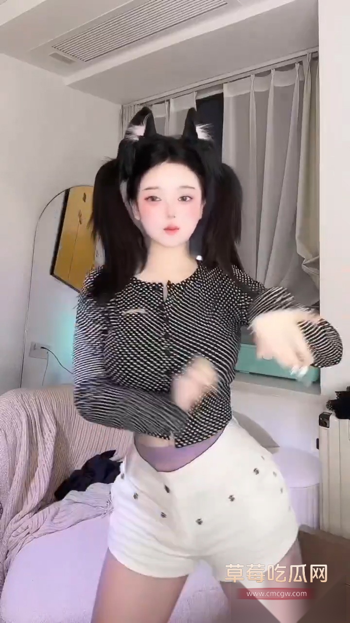 推特清纯齐刘海美女博主 清纯梦梦子 私密露点视图流出 性感护士内衣下是黝黑的乳头 期待她更大尺度流出！ 19