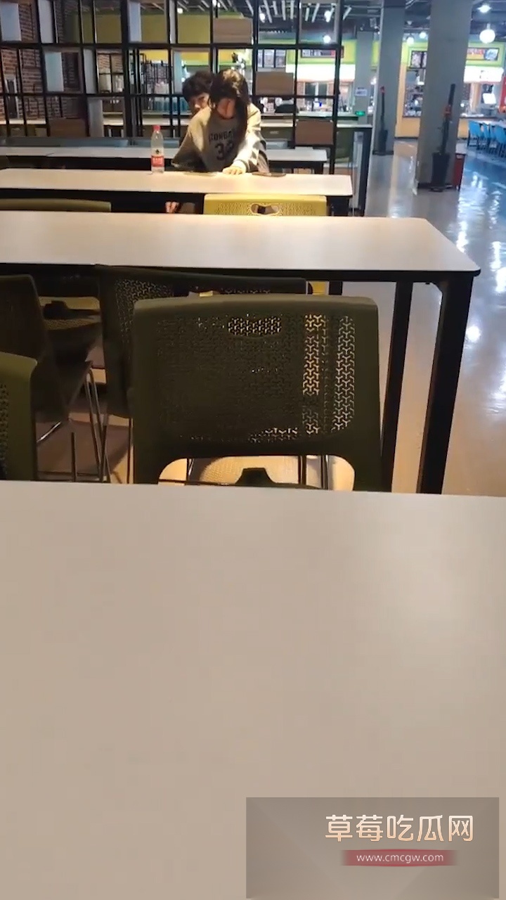 大学小情侣被人偷拍 餐桌旁进行激情女上位骑鸡运动 丑逼男友忘情亲吻妹子耳垂 真比黄片男女主角还骚浪! 2 大学小情侣被人偷拍 餐桌旁进行激情女上位骑鸡运动 丑逼男友忘情亲吻妹子耳垂 真比黄片男女主角还骚浪! 2