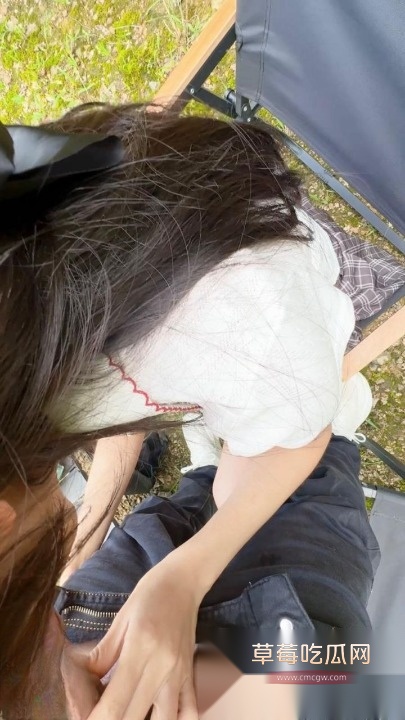 海角真实父女乱伦 大屌爸爸带女儿露营 期间脱裤操干萝莉女儿 因女儿骚穴太紧差点给爸爸夹射！ 1