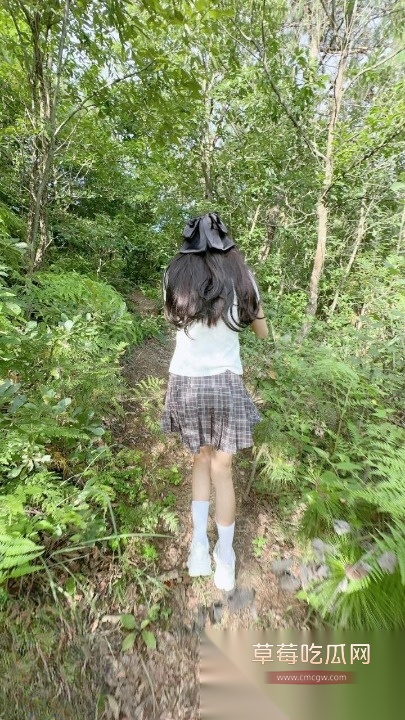 海角真实父女乱伦 大屌爸爸带女儿露营 期间脱裤操干萝莉女儿 因女儿骚穴太紧差点给爸爸夹射！ 7