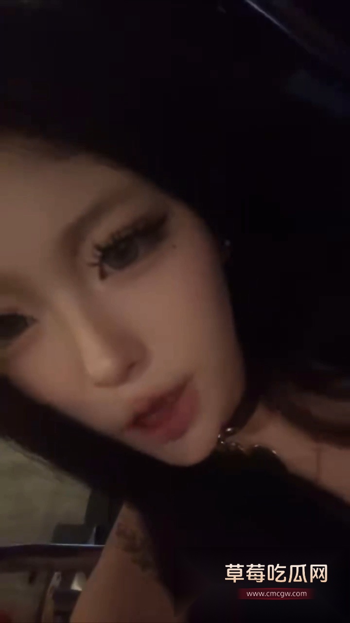 精神小妹深夜发骚给男人发消息称“想吃大鸡巴” 被拒后疯狂挽尊说不要大鸡巴怕把逼撑大！ 2