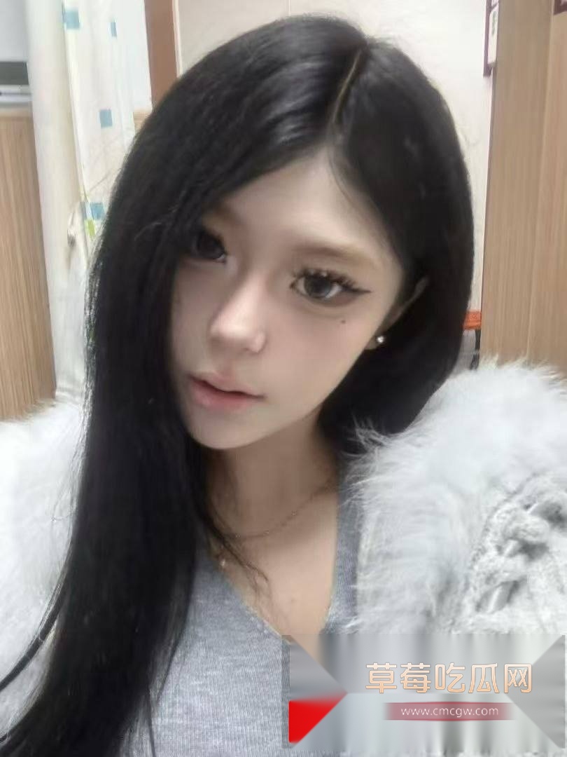 精神小妹深夜发骚给男人发消息称“想吃大鸡巴” 被拒后疯狂挽尊说不要大鸡巴怕把逼撑大！ 4