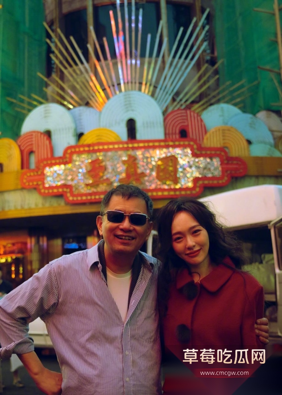 靠《繁花》获奖无数的编剧秦雯和知名导演王家卫的私密聊天对话被编剧古二曝光 二人满嘴淫言狂语 对金婧开黄腔 嘲讽唐嫣是装货 引全网热议！ 1