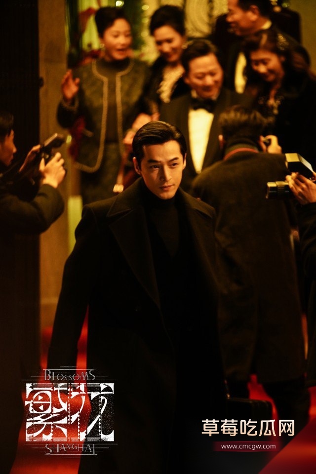 靠《繁花》获奖无数的编剧秦雯和知名导演王家卫的私密聊天对话被编剧古二曝光 二人满嘴淫言狂语 对金婧开黄腔 嘲讽唐嫣是装货 引全网热议！ 4