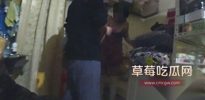 性感淫妻情趣店购买跳蛋要求老板教自己老公如何使用 脱的只剩紫色透明蕾丝裙引店铺老板鸡巴挺立！ 2