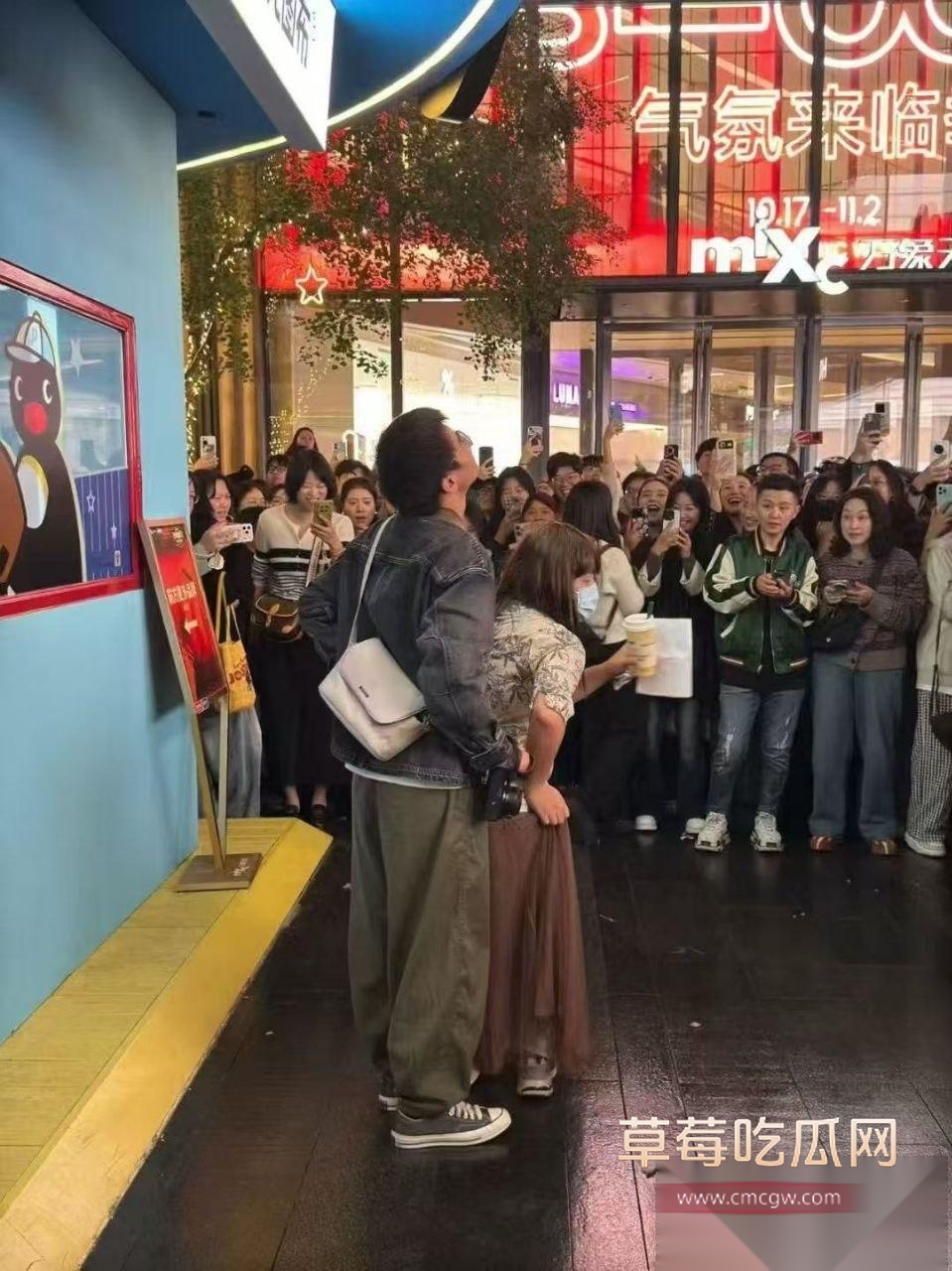 炸裂南京 男子万圣节cos红姐现场跪地假装吃鸡后入被警察抓走 搞抽象搞到翻车了！ 1