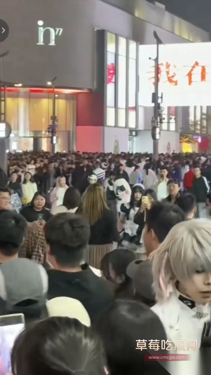 炸裂南京 男子万圣节cos红姐现场跪地假装吃鸡后入被警察抓走 搞抽象搞到翻车了！ 2