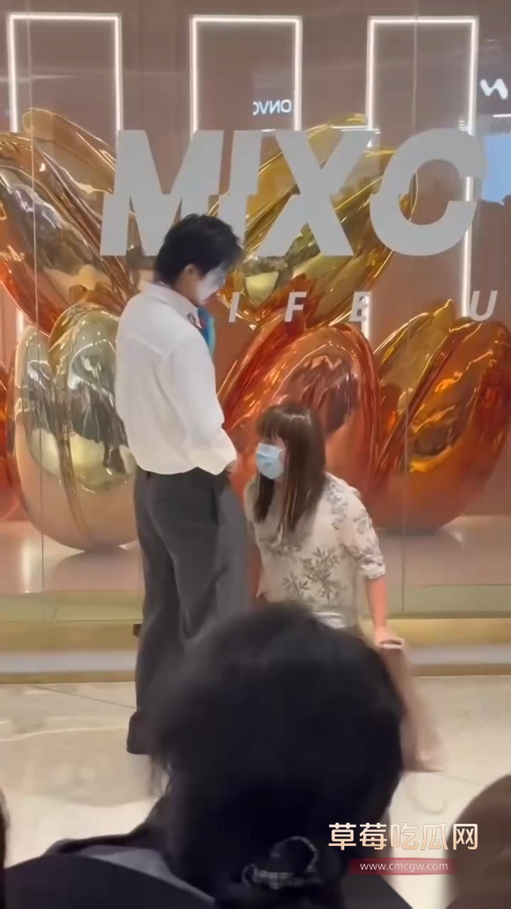 炸裂南京 男子万圣节cos红姐现场跪地假装吃鸡后入被警察抓走 搞抽象搞到翻车了！ 3