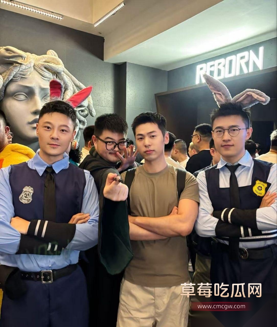 炸裂南京 男子万圣节cos红姐现场跪地假装吃鸡后入被警察抓走 搞抽象搞到翻车了！ 5