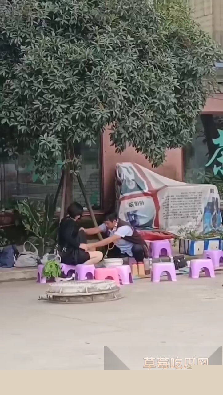 美女公园地摊算卦惨遭老神仙咸猪手 老神仙通过摸逼揉胸算命法狂占美女便宜 美女无动于衷看来乐在其中！ 1