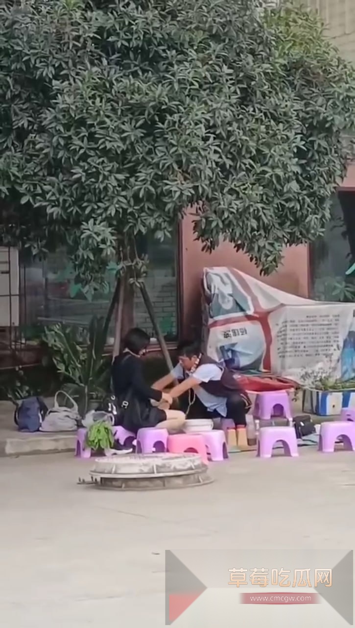 美女公园地摊算卦惨遭老神仙咸猪手 老神仙通过摸逼揉胸算命法狂占美女便宜 美女无动于衷看来乐在其中！ 2