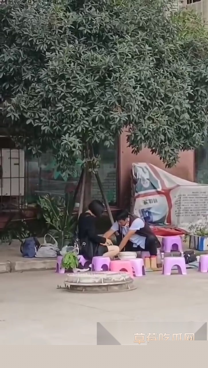 美女公园地摊算卦惨遭老神仙咸猪手 老神仙通过摸逼揉胸算命法狂占美女便宜 美女无动于衷看来乐在其中！ 3