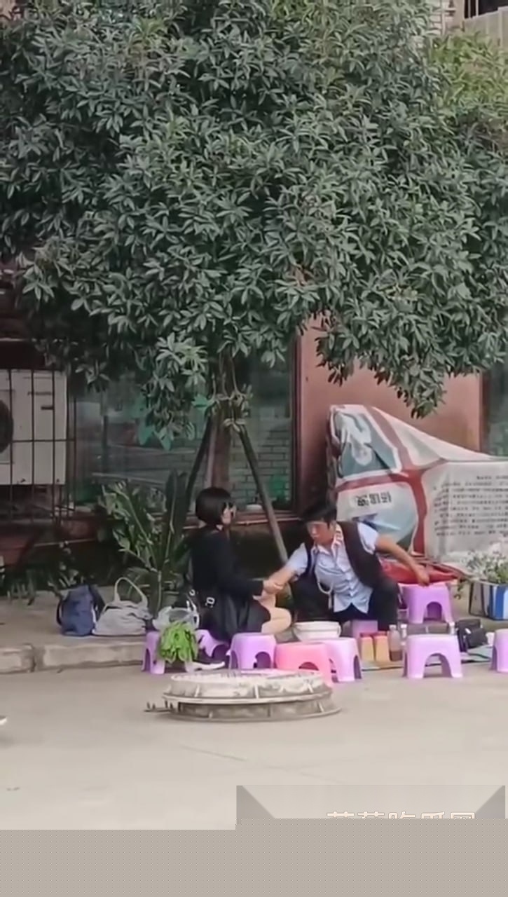 美女公园地摊算卦惨遭老神仙咸猪手 老神仙通过摸逼揉胸算命法狂占美女便宜 美女无动于衷看来乐在其中！ 4