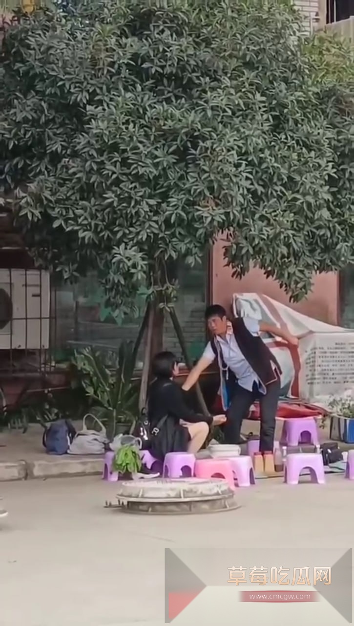 美女公园地摊算卦惨遭老神仙咸猪手 老神仙通过摸逼揉胸算命法狂占美女便宜 美女无动于衷看来乐在其中！ 5