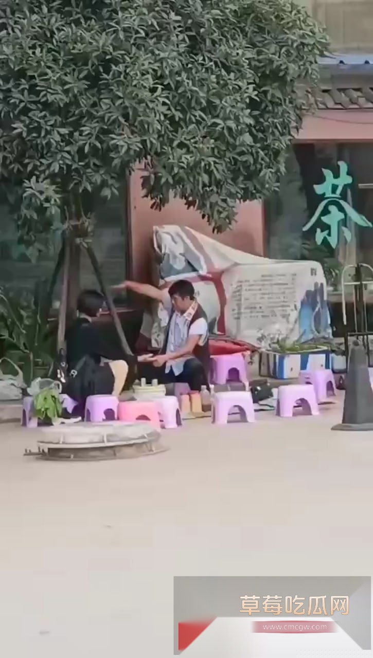 美女公园地摊算卦惨遭老神仙咸猪手 老神仙通过摸逼揉胸算命法狂占美女便宜 美女无动于衷看来乐在其中！ 6