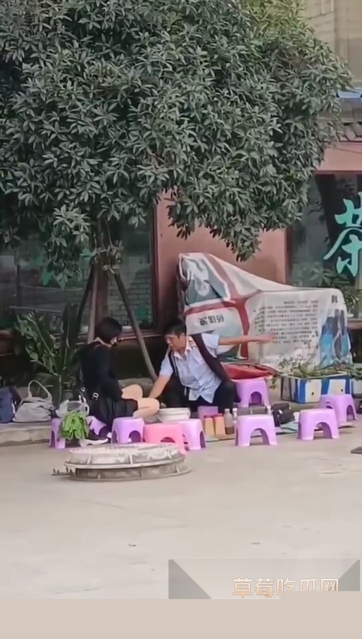 美女公园地摊算卦惨遭老神仙咸猪手 老神仙通过摸逼揉胸算命法狂占美女便宜 美女无动于衷看来乐在其中！ 7