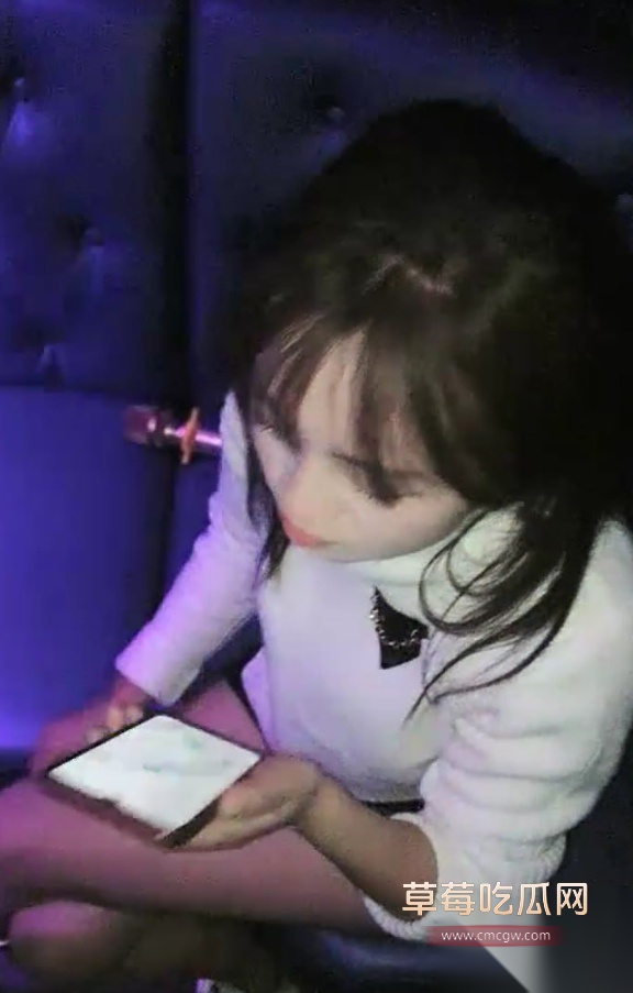 ktv里的极致性爱 可爱圆脸妹与炮友相约ktv打炮 妹子边k歌边被抠逼 爽的声音哆嗦水喷了一沙发 超级刺激！ 1