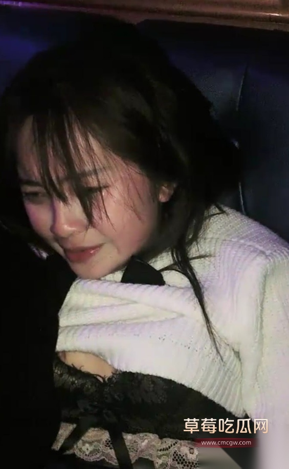 ktv里的极致性爱 可爱圆脸妹与炮友相约ktv打炮 妹子边k歌边被抠逼 爽的声音哆嗦水喷了一沙发 超级刺激！ 3