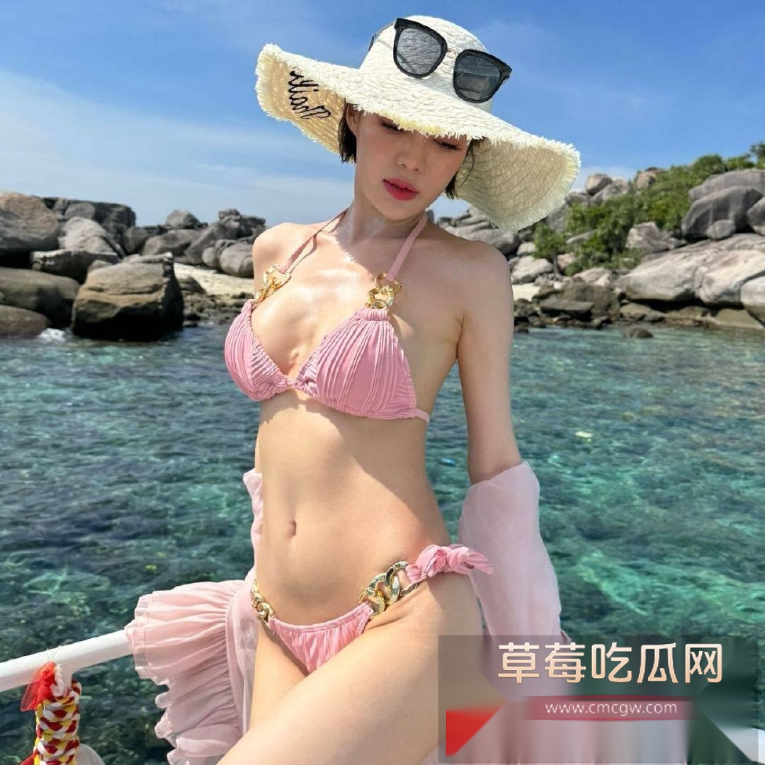 古早网红郭美美出狱两年后 再度高调炫富 狂炫自己落地700万的海蓝劳斯莱斯魅影 而红十字会却紧急关评 这是心虚了吗! 3 古早网红郭美美出狱两年后 再度高调炫富 狂炫自己落地700万的海蓝劳斯莱斯魅影 而红十字会却紧急关评 这是心虚了吗! 3