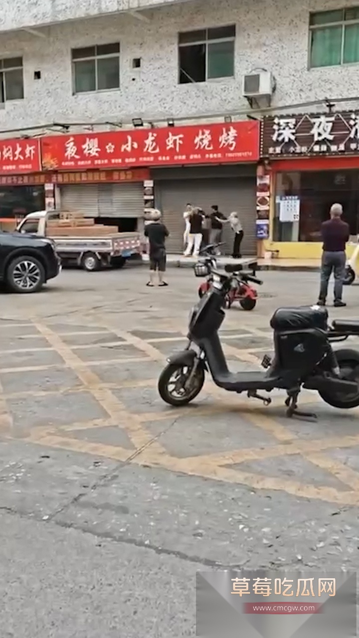广东东莞夜樱小龙虾烧烤店门口 发生惊心动魄持刀混战事件 现场充斥着女人拉架声且有一黑衣男子躺在血泊中 生死不明！ 1