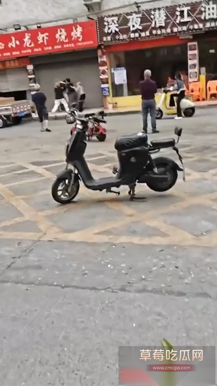 广东东莞夜樱小龙虾烧烤店门口 发生惊心动魄持刀混战事件 现场充斥着女人拉架声且有一黑衣男子躺在血泊中 生死不明！ 2