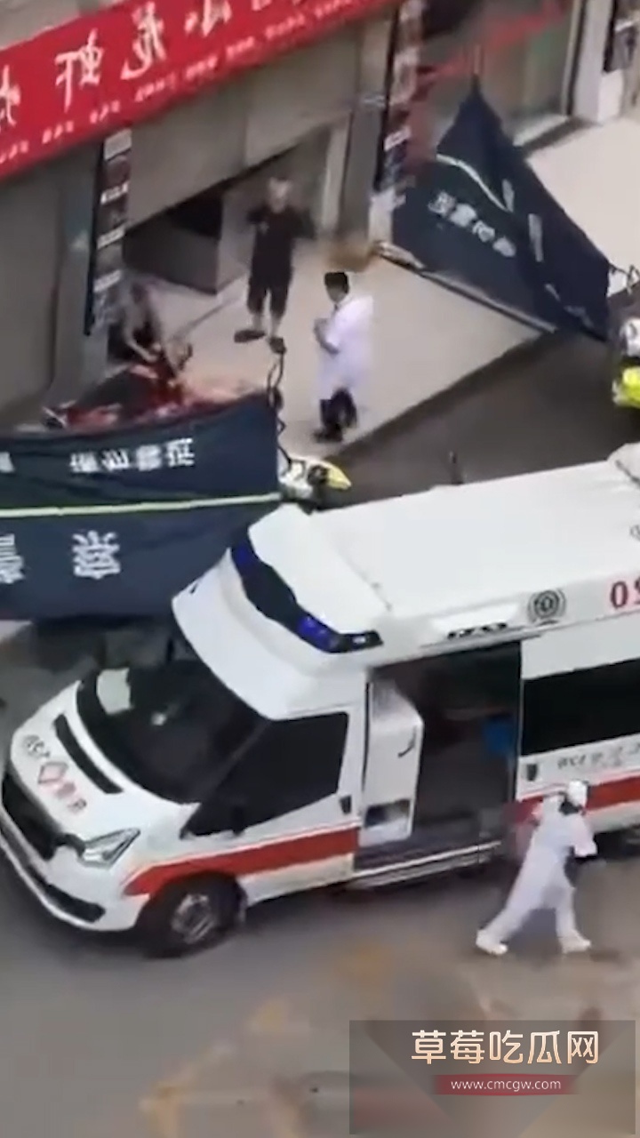 广东东莞夜樱小龙虾烧烤店门口 发生惊心动魄持刀混战事件 现场充斥着女人拉架声且有一黑衣男子躺在血泊中 生死不明！ 3